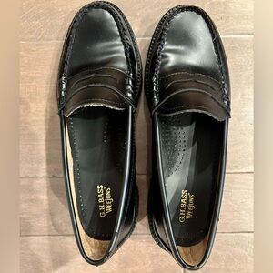 G.H. Bass & Co. Women Whitney Super Lug Sole Black Women's Slip-On Penny Loafers